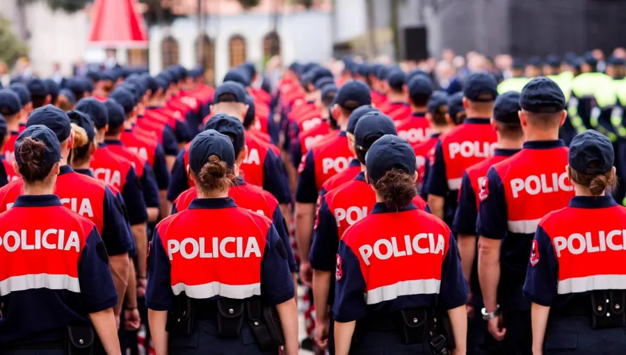Rama ngushëllon për policin e vrarë  kërkon ndëshkim maksimal për dorasin Kryeministri Edi Rama i ka shprehur ngushëllime familjes së policit të Forcave  Shqiponja  E  M   34 vjeç me rastin e vrasjes së tij në malin Boden të bashkisë Maliq    