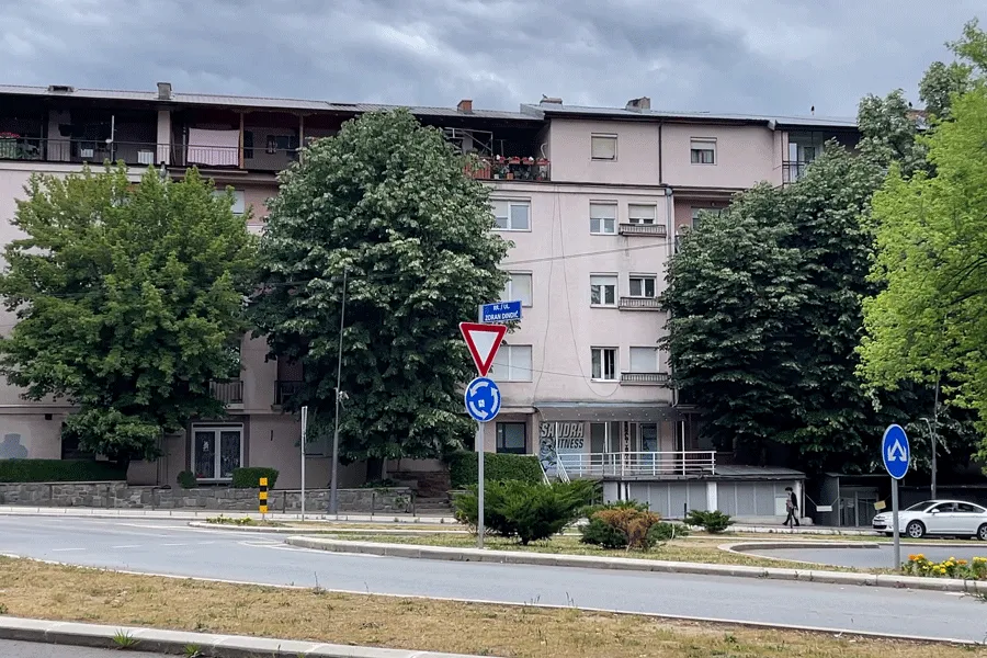 Zhvendoset në një hapësirë tjetër tabela me emrin e Zoran Gjingjiqit në Mitrovicë të Veriut