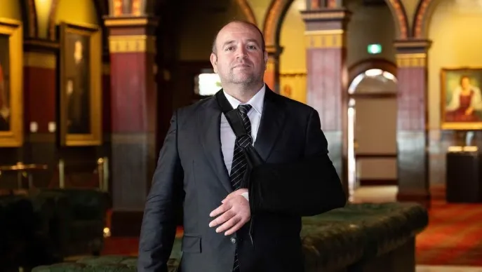  Heroi i Bondi t  akuzohet për sulm ndaj babait Ahmed Al Ahmed  i njohur si  hero i Bondi t   është akuzuar për sulm ndaj babait të tij në Bankstown  Australi Sipas Policisë së NSW  incidenti dyshohet të ketë ndodhur më 9 mars  ndërsa hetimet   