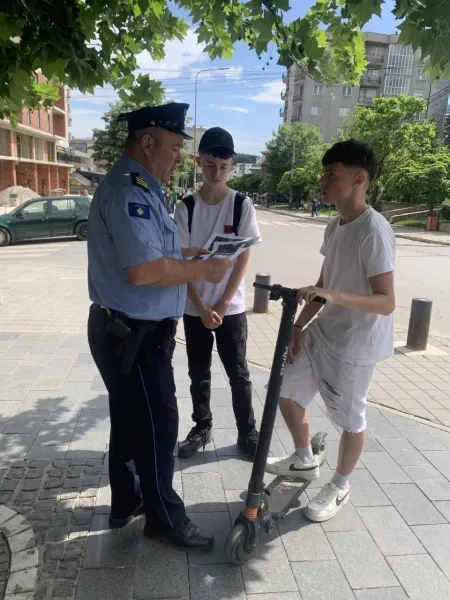Apel për më shumë kujdes nga përdoruesit e trotineteve Drejtoria Rajonale e Policisë në Mitrovicën e Jugut ka nisur një fushatë sensibilizuese për përdoruesit e trotineteve elektrikë  me qëllim rritjen e sigurisë në trafik dhe parandalimin e   