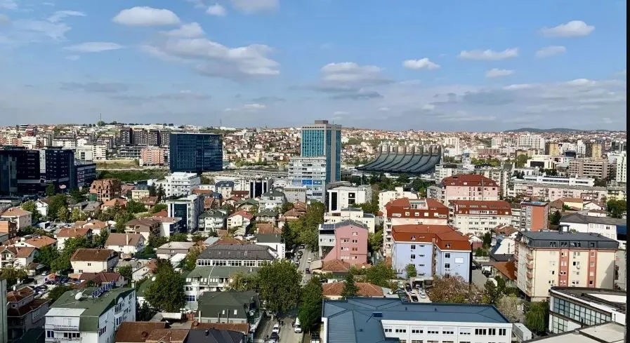 Rritje e ndjeshme e çmimit të pronave të banimit Çmimet e pronave të banimit në tremujorin e parë të vitit 2026 janë rritur për 5 3 për qind krahasuar me tremujorin e parë të vitit të kaluar  nxori në pah Agjencia e Statistikave të Kosovës  ASK    
