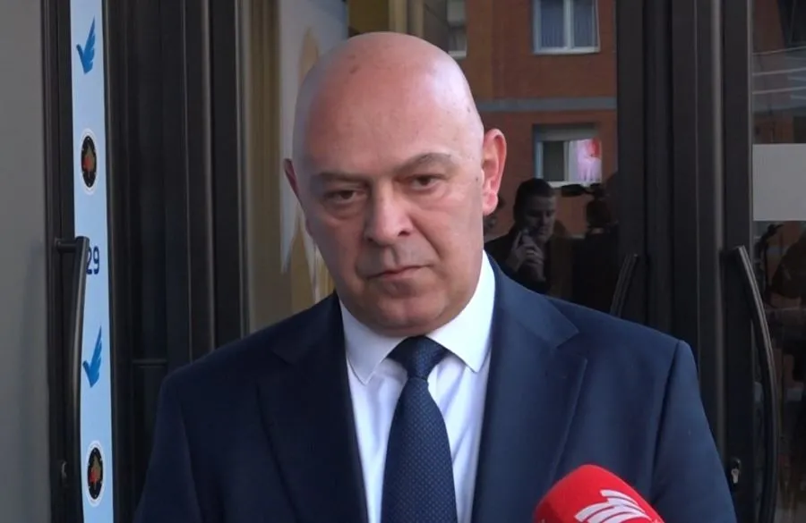 Gjini  Zotohem për zhbllokimin e projektit të gazit amerikan që u ndalua nga Kurti Kandidati për kryeministër nga Aleanca  Ardian Gjini  ka akuzuar qeverinë në ikje për  siç e ka quajtur ai  një  krim ekonomik dhe gjeostrategjik  ndaj Kosovës    