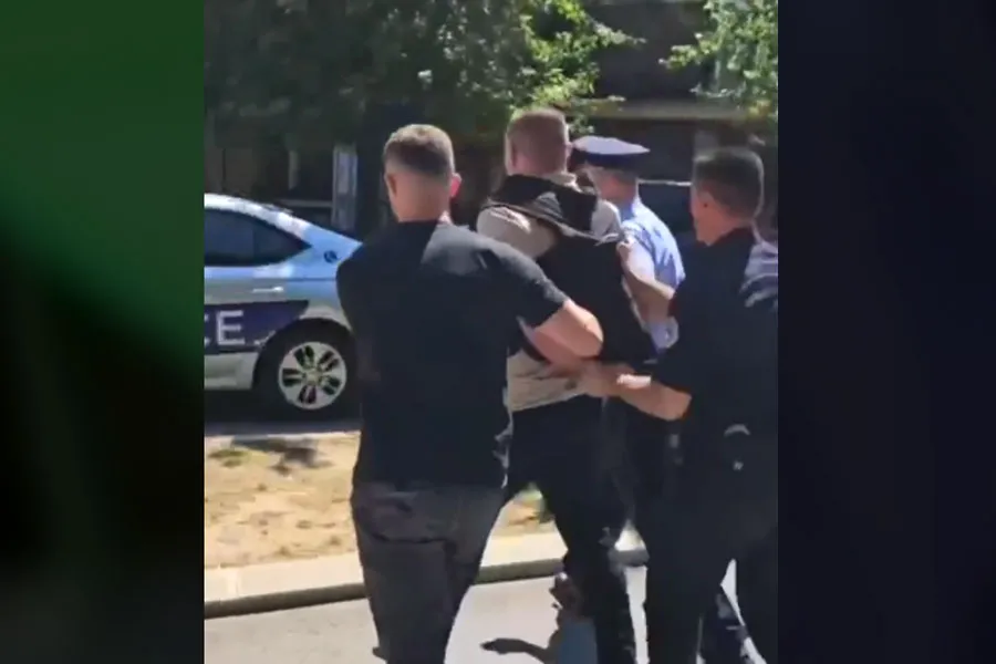 Arrestohen kryetari i Mitrovicës së Veriut dhe kryetari i Kuvendit të kësaj komune Kryetari i Mitrovicës së Veriut  Milana Radojeviq dhe ai i Kuvendit Komunal  Ivana Zaporoshac janë shoqëruar në stacionin policor  pasi provuan që ta ngjyrosin me   