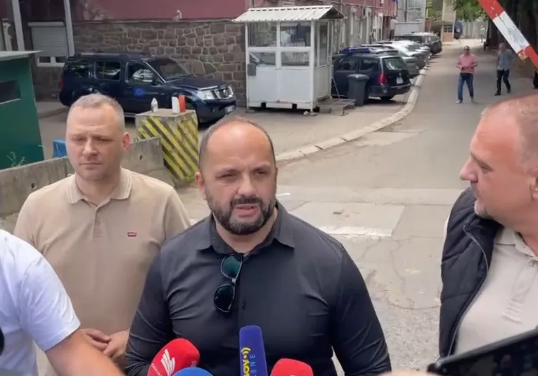 Detaje nga shoqërimi në polici i kryetarit të Mitrovicës së Veriut