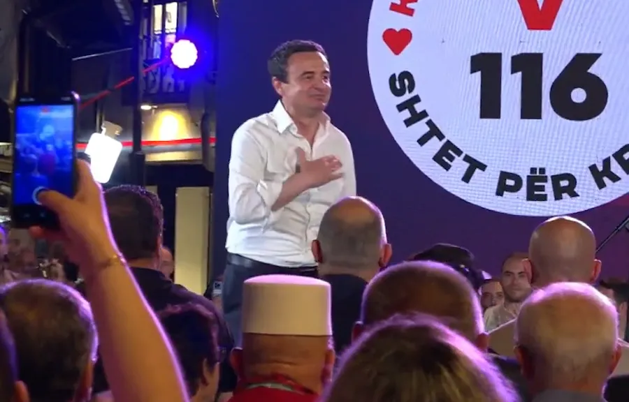 Kurti  Pasnesër Republika e Kosovës do t ia qet pikën Në tubimin e Lëvizjes Vetëvendosje në Prizren  kryetari i kësaj partie  Albin Kurti tha se qeveria e tij u ka qëndruar afër kategorive që  sipas tij  kanë qenë të anashkaluara ndër vite  duke   
