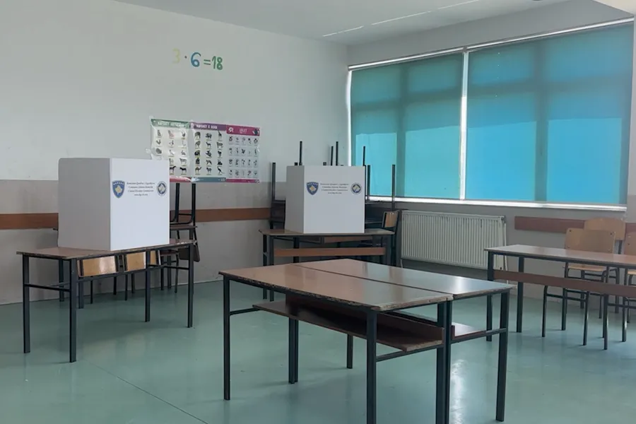 Prishtina përgatitet për ditën e votimit  komisionerët shpërndajnë materialet jo sensitive