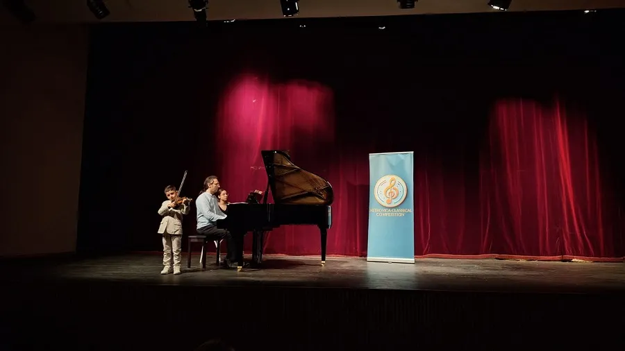 Mitrovica mbyll garën ndërkombëtare të muzikës klasike Në Mitrovicë është mbajtur nata finale e edicionit të dytë të garës ndërkombëtare të muzikës klasike në Qendrën e Kulturës  Rexhep Mitrovica  në Mitrovicë Organizatorja e garës  Saranda   