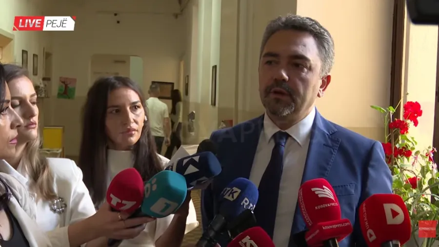 Radoniqi voton në Pejë  KQZ ja do të kontrollojë 10  të vendvotimeve për të shmangur problemet në numërim Kryesuesi i Komisionit Qendror të Zgjedhjeve  Kreshnik Radoniqi  ka votuar në shkollën  Lidhja e Pejës  në Pejë  ku ka deklaruar se  për   