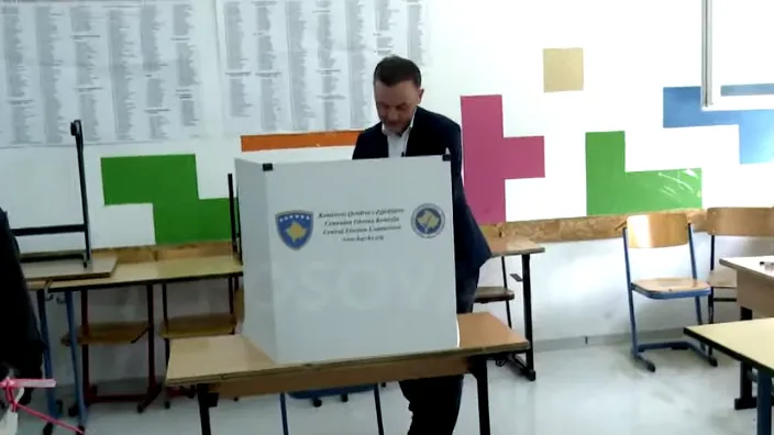 Voton kryetari i PSD së  Dardan Molliqaj   LIVE nga shkolla  Iliria   Prishtinë