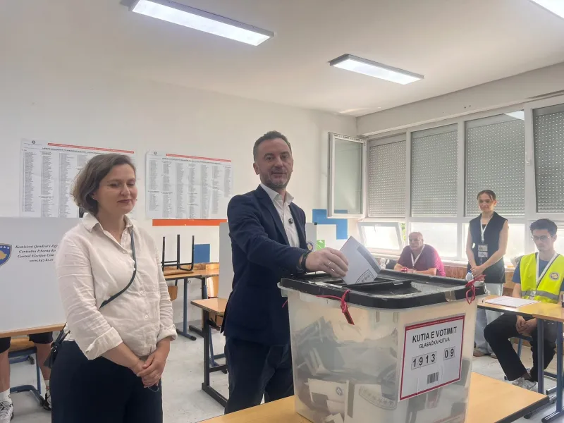 Voton Molliqaj  iu bën thirrje qytetarëve të dalin të votojnë