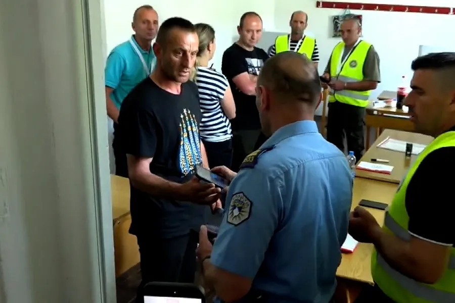 Dyshohet se fotografoi fletëvotimin  ndërpritet votimi i qytetarit në Zubin Potok Një qytetar serb është larguar sot nga qendra e votimit në shkollën  Jovan Cvijiq  në Zubin Potok  pasi dyshohet se ka fotografuar fletëvotimin gjatë procesit të   