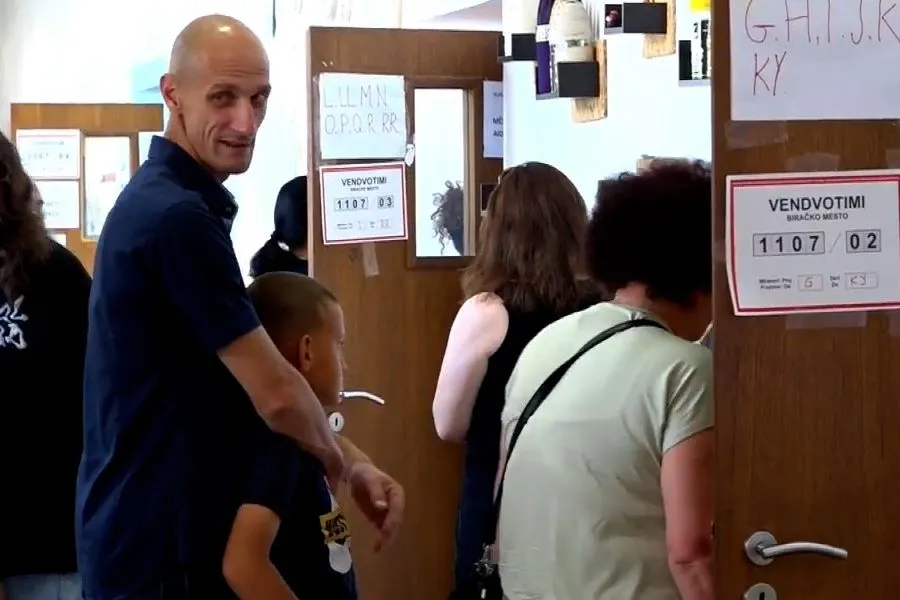 Ecuri e rregullt e votimit në Mitrovicë Procesi i votimit në Qendrën e votimit në shkollën  Bedri Gjinaj  në Mitrovicë po zhvillohet pa probleme dhe pa incidente  ndërsa qytetarët shprehen të kënaqur me organizimin dhe ecurinë e tij Menaxheri i   