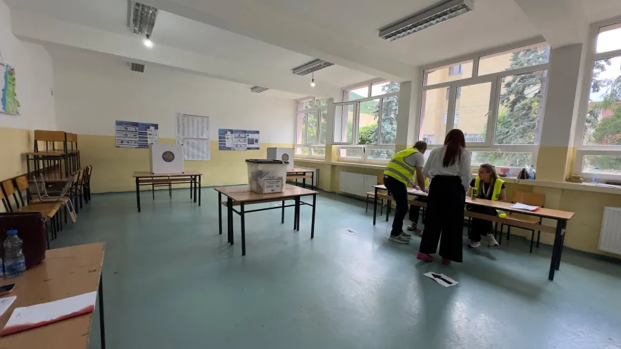 Procesi i votimit në Zveçan dhe Leposaviq pa asnjë incident Procesi i votimit në qendrën e votimit në shkollën  Vuk Karaxhiq  në Zveçan po zhvillohet në rregull  pa asnjë incident dhe në përputhje me procedurat ligjore Sipas të dhënave nga   