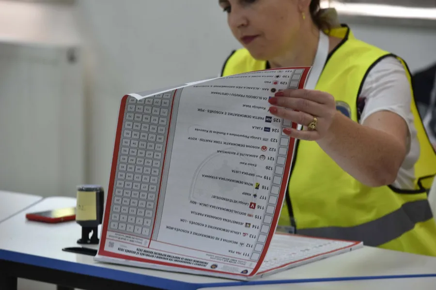 Para pavarësisë kosovarët votonin të shtunave  pas shtetësisë  të dielave Kosovarët janë mësuar që në 17 vitet e fundit të votojnë të dielave  kurdo që vendi ka organizuar zgjedhje Por  kështu nuk ishte gjithmonë Votimet që u organizuan nga   
