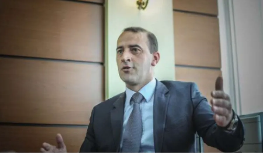 Daut Haradinaj heq dorë nga mandati i deputetit Anëtari i Aleanca për Ardhmërinë e Kosovës  Daut Haradinaj  ka bërë të ditur se nuk do ta marrë mandatin e deputetit në legjislaturën e re Ai theksoi se gjatë kësaj beteje zgjedhore ka pasur obligim   