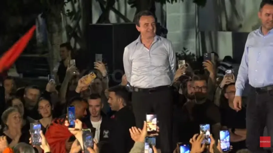 Kurti e feston fitoren   LIVE nga sheshi  Skenderbeu 