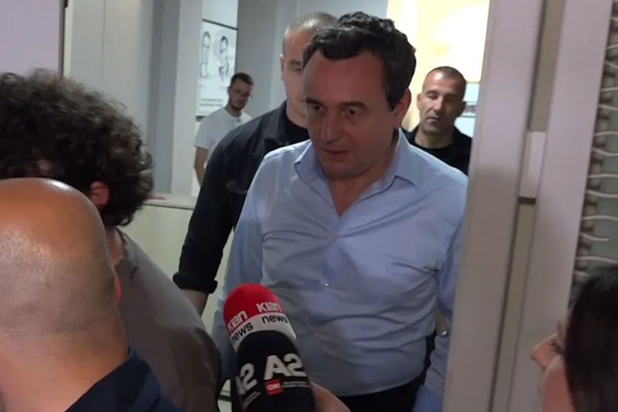 Kurti  Do të festojmë në shesh Kandidati për kryeministër nga Lëvizja Vetëvendosje  Albin Kurti pasi që është nisur në festën e Vetëvendosjes në shesh  tha se do festojnë në shesh e jo në trotuar Ani pse festa ka pasur të fillojë në ora 23 00    