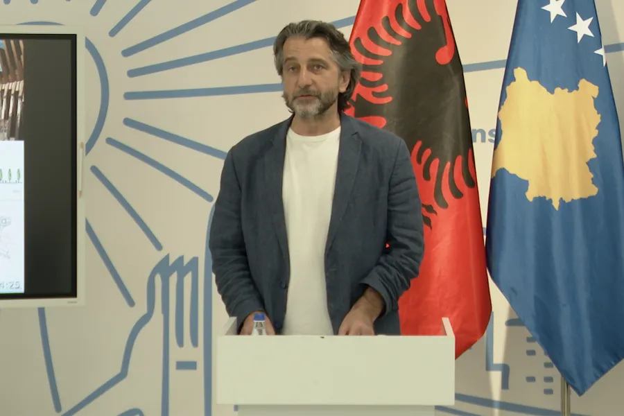 Memoriali  Adem Jashari  në kryeqytet  projekti fitues si simbol i përhershëm i lirisë dhe sakrificës Kryetari i Prishtinës  Përparim Rama  bëri të ditur se është shpallur projekti fitues i konkursit për ndërtimin e Memorialit përkujtimor  Adem   