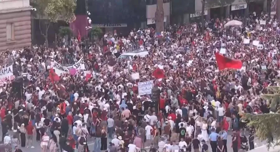 Protesta kundër ndërtimeve në Zvërnec hyn në ditën e 9 të Qytetarët janë mbledhur në sheshin përpara Kryeministrisë duke vijuar protestën kundër ndërtimeve në Zvërnec dhe zonat e tjera të mbrojtura Protesta ka hyrë në ditën e nëntë të saj ndërsa   