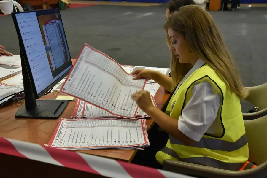 Fillon publikimi i rezultateve të kandidatëve për deputetë Komisioni Qendror i Zgjedhjeve njofton se në platformën e rezultateve ka filluar transmetimi i rezultateve të kadidatëve për deputetë Të dhënat e para të publikuara vijnë nga QKN të e 15   