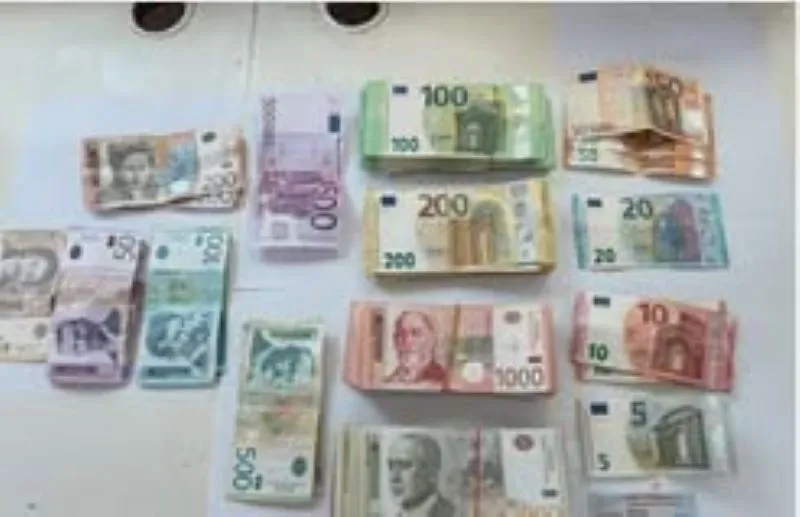 Kapen mbi 30 mijë euro në veturën e drejtuar nga një serb në pikën kufitare në Bërnjak Njësitë policore nga Stacioni Policor Kufitar Bërnjak në bashkëpunim me Doganën e Kosovës  kanë identifikuar një person i cili kishte nën posedim mjete të   