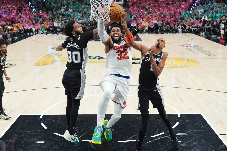 Knicks nuk i ndihmoi as Trump  humbin ndeshjen e tretë finale të NBA nga Spurs San Antonio Spurs ka shënuar fitore  jetike  ndaj New York Knicks me rezultat 115 111 në ndeshjen e tretë të finales së NBA së  që u zhvillua në orët e para të së   