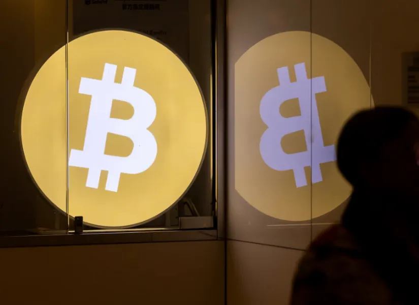 Bitcoin humb  shkëlqimin  Që kur arriti një nivel rekord prej 126 000 dollarësh vjeshtën e kaluar  bitcoin ka rënë në pak mbi 60 000 dollarë për shkak të valëve të shitjeve  Kjo ka fshirë më shumë se 1 2 trilionë dollarë në kapitalizimin e tregut   