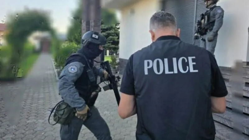 Europoli jep detaje  si u zbulua rrjeti i krimit të organizuar në Kosovë  Mesazhet e shkëmbyera në platformën e komunikimit të enkriptuar SKY ECC kanë ekspozuar rrjetin e madh të krimit të organizuar në Kosovë  kryesisht të trafikimit me drogë    
