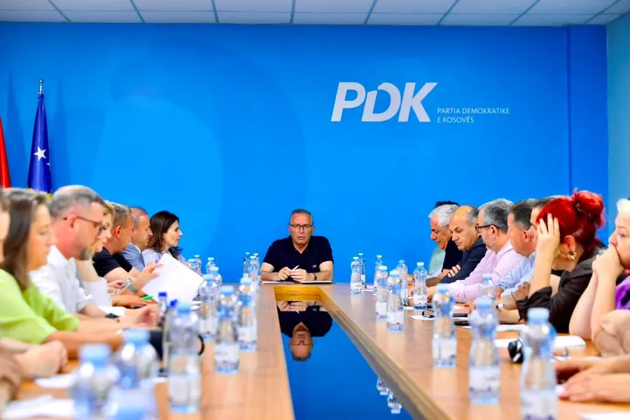 Kryesia e PDK së diskuton rezultatin zgjedhor dhe paralajmëron zgjedhje të brendshme këtë vit Kryesia e Partisë Demokratike të Kosovës ka mbajtur sot mbledhjen e radhës  në të cilën është diskutuar rezultati i zgjedhjeve dhe hapat e ardhshëm   