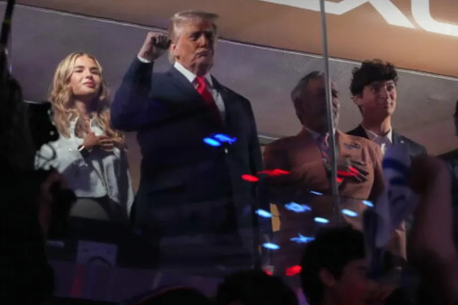 Trump pritet me vërshëllima nga tifozët në finalen e NBA Presidenti i SHBA së  Donald Trump  është pritur me vërshëllima dhe thirrje të shumta pakënaqësie nga tifozët e pranishëm në Madison Square Garden të New Yorkut  gjatë ndeshjes së tretë të   