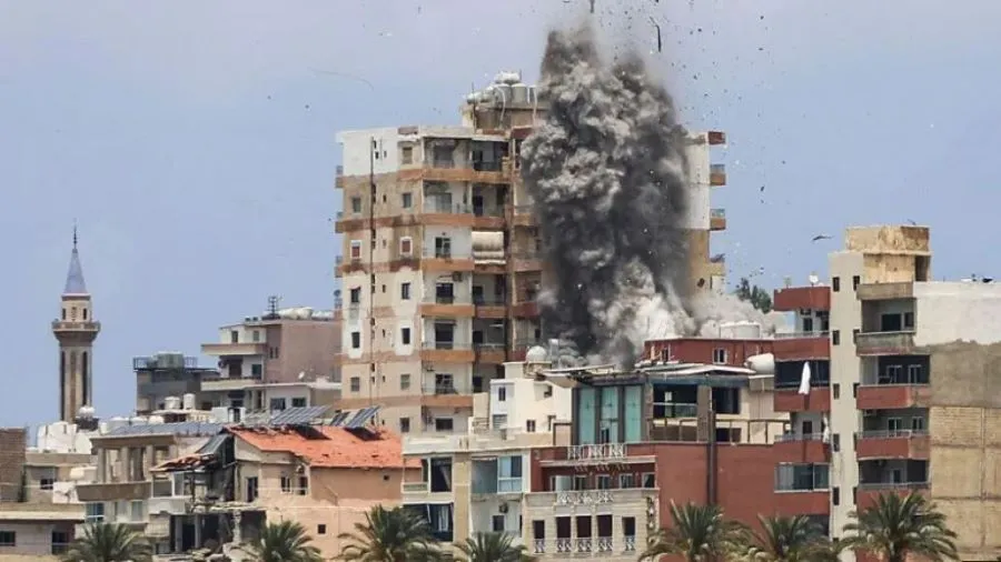 BBC  Sulmet ajrore izraelite godasin qytetin libanez të Tiros  pavarësisht paralajmërimit iranian për të ndaluar sulmet Një sulm ajror izraelit goditi një ndërtesë banimi pranë bregdetit të Tiros Izraeli ka kryer sulme ajrore në të gjithë Libanin   