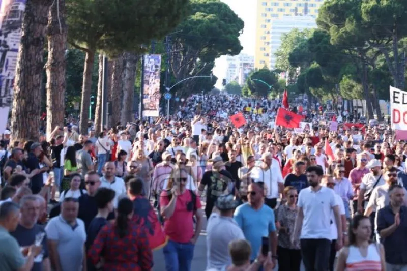 Dita e dhjetë e protestës në Tiranë  kundër investimit në Zvërnec Në ditën e dhjetë të protestës kundër investimit të planifikuar në Zvërnec të Vlorës  qytetarët u mblodhën fillimisht në sheshin  Skënderbej  me thirrjet e zakonshme për dorëheqjen   