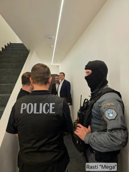 Në dy raste të ndara  Prokuroria Speciale ndalon 8 persona për 48 orë Prokuroria Speciale e Republikës së Kosovës  të martën  më 9 qershor  ka zhvilluar operacione në dy raste të ndara kundër krimit të organizuar  ku janë arrestuar tetë   