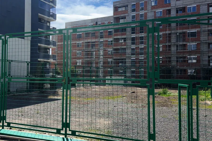 Mungesa e fushës sportive në shkollën  Pavarësia  dhe problemet që i sjell Mungesa e një fushe të jashtme sportive në shkollën  Pavarësia  po vazhdon të paraqesë vështirësi për nxënësit dhe banorët e lagjes Ndonëse shkolla posedon një sallë   