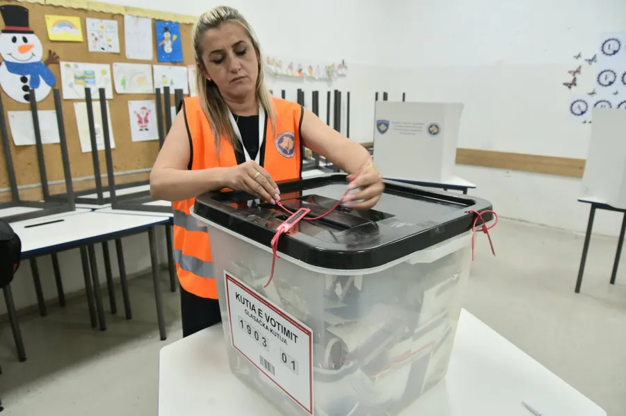 Përfundon numërimi i votave në Mitrovicën e Veriut  materialet dërgohen në QNR Ka përfunduar procesi i numërimit të votave nga zgjedhjet e jashtëzakonshme parlamentare të mbajtura më 7 qershor në Kosovë  në komunën e Mitrovicës së Veriut Lajmin   