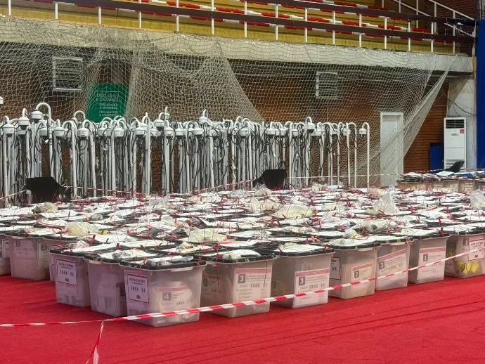 Mbi 7 mijë pako janë aprovuar përmes postë  142 refuzohen nga KQZ Procesi i verifikimit të pakove me fletëvotime të ardhura përmes postës nga votuesit jashtë Kosovës po vazhdon në Qendrën e Numërimit dhe Rezultateve  QNR   ndërsa deri më tani   