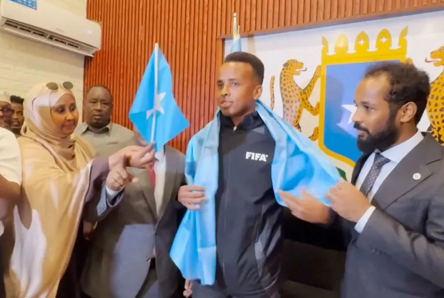 Artani  gjyqtari i Kupës së Botës që s e pranoi Amerika  kthehet si hero në Somali Gjyqtari i Kupës së Botës nga Somalia  Omar Artan  të cilit iu refuzua hyrja në Shtetet e Bashkuara  u prit nga qindra mbështetës dhe zyrtarë  të mërkurën  në   