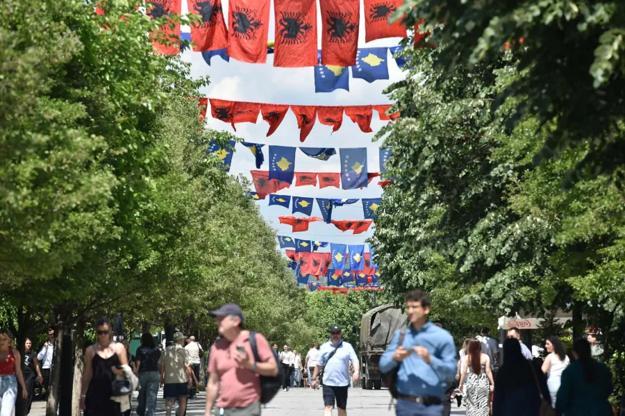 Prishtina dekorohet me flamuj  gati për festën e Ditës së Çlirimit
