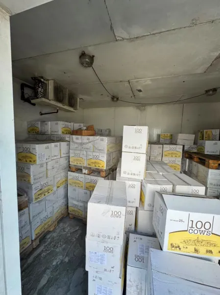 Dogana zbulon 20 tonë mallra të skaduara në Mitrovicë Dogana e Kosovës ka zbuluar pothuajse 20 mijë kilogramë produkt ushqimor me bazë yndyre bimore me afat të skaduar gjatë një kontrolli në një depo doganore të autorizuar në rajonin e   