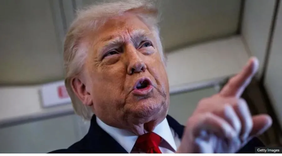 Trump dhe Irani shkëmbejnë kërcënime të reja pas shkëmbimit të sulmeve Presidenti i SHBA së  Donald Trump  dhe zyrtarët e lartë të Iranit kanë shkëmbyer kërcënime të reja për veprime të mëtejshme  pasi të dyja palët shkëmbyen sulme ajrore Trump   
