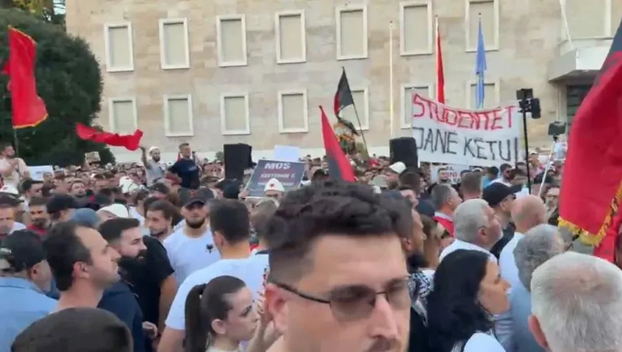Dita e 11 të e protestës për Zvërnecin   Të ngremë një forum kombëtar gjithëpërfshirës  Mbahet sot dita e 11 të e protestës së qytetarëve në Tiranë  e cila sot është njoftuar si një protestë kombëtare ku u janë bërë thirrje të gjithë qytetarëve   