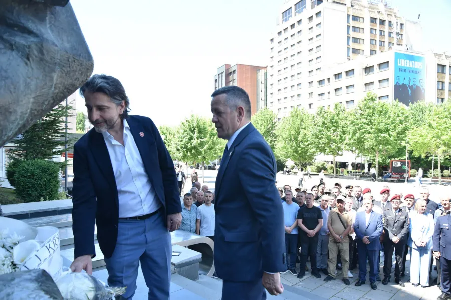 Dita e çlirimit  Mustafa  Mirënjohje të gjithë atyre që kontribuuan për lirinë Në shënim të Ditës së Çlirimit të Prishtinës  sot homazhe u bën edhe para shtatores së heroit Zahir Pajaziti Në homazhe morën pjesë kryetari i Prishtinës  Perparim   