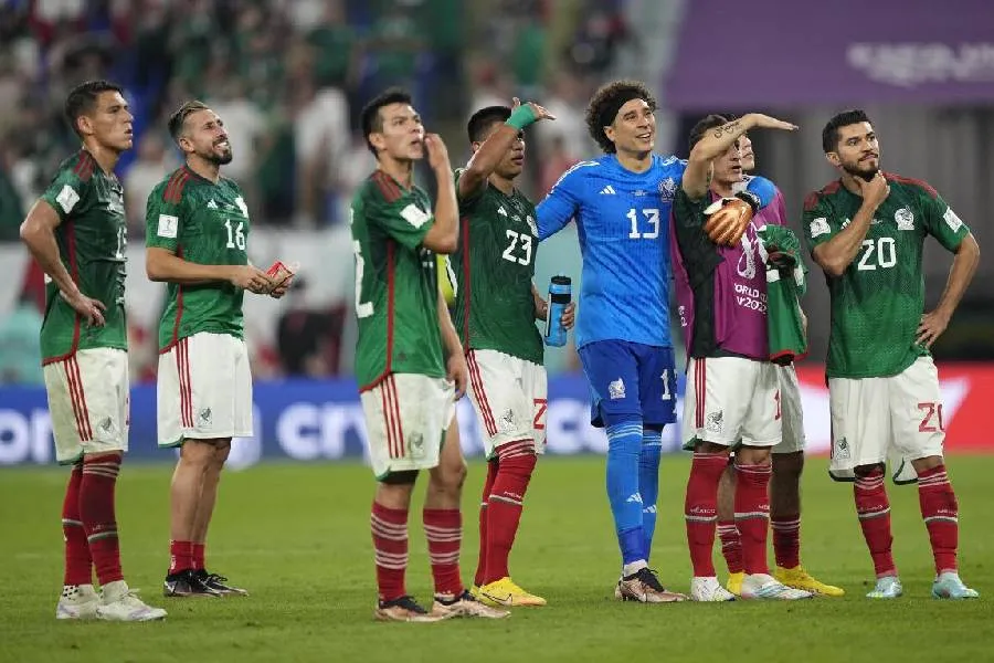 Ochoa drejt historisë  Gati për Botërorin e gjashtë Portieri meksikan  Guillermo Ochoa është përzgjedhur ta përfaqësojë Kombëtaren e Meksikës  për herë të gjashtë në Kupën e Botës dhe është gati të bëjë diçka që vetëm dy futbollistë të tjerë në   