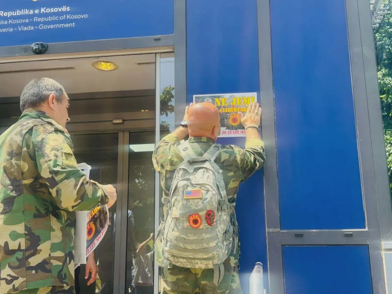  Ne jemi çlirimtarë   veterani vendos pankarta para Qeverisë