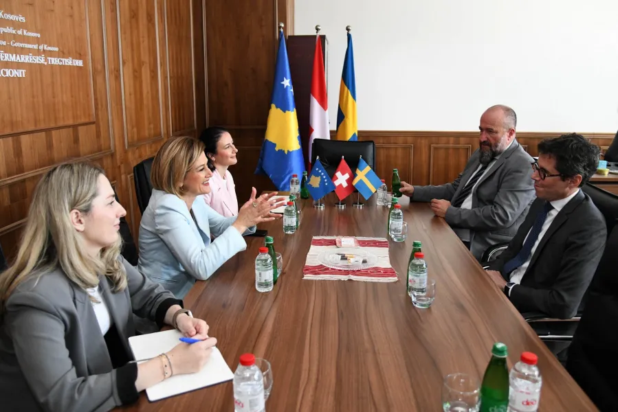 MINTI nënshkruan marrëveshje prej 8 78 milionë frangash për transformimin e gjelbër të bizneseve Ministrja e Industrisë  Ndërmarrësisë  Tregtisë dhe Inovacionit  Mimoza Kusari Lila  së bashku me ambasadorin e Zvicrës në Kosovë  Jürg Sprecher    
