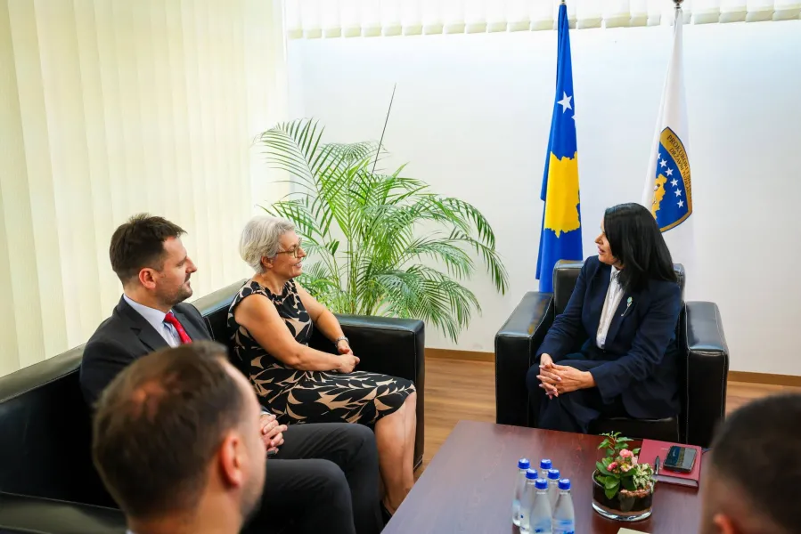 Gërvalla vizitoi Prokurorinë Themelore në Pejë  Kur ligji sundon  Republika fiton Zëvendëskryeministrja dhe ministrja e Drejtësisë në detyrë  Donika Gërvalla  së bashku me zëvendësministrin e Drejtësisë në detyrë  Genc Nimoni  ka vizituar sot   