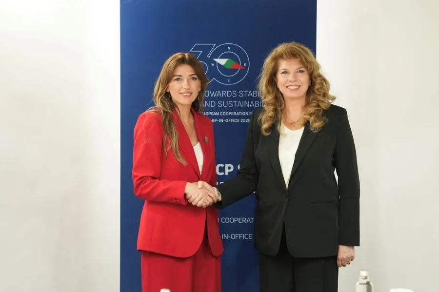Presidenca bullgare  Presidentet e Bullgarisë dhe të Kosovës diskutojnë për thellimin e marrëdhënieve Presidentja e Bullgarisë Iliana Iotova dhe presidentja në detyrë e Kosovës  Albulena Haxhiu  diskutuan mundësitë për thellimin e marrëdhënieve   