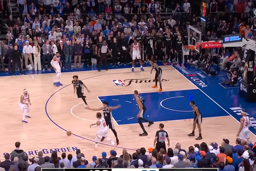 Knicks vetëm një fitore larg titullit pas rikthimit historik në Finalet e NBA së New York Knicks janë vetëm një fitore larg titullit të tretë në histori  pasi mposhtën San Antonio Spurs me rezultat 107 106 në ndeshjen e katërt të finaleve  duke   