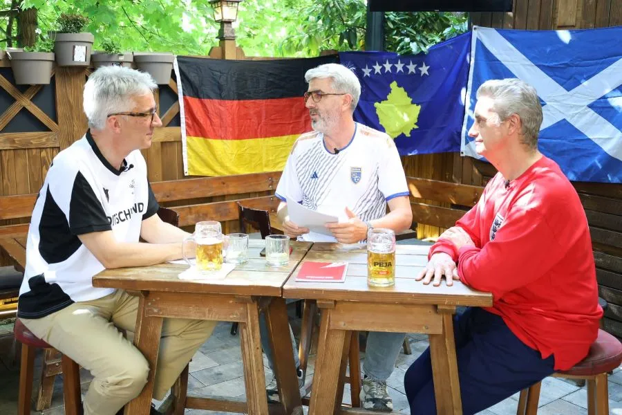 Ambasadorët e Britanisë dhe të Gjermanisë  Na shikoni në KosovaPress për futbollin dhe politikën