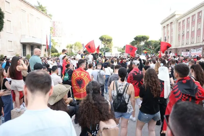 Protesta e dymbëdhjetë për Zvërnecin në kryeqytet Qytetarët u mblodhën sërish sot në ditën e dymbëdhjetë në protestën kundër investimit të planifikuar në Zvërnec të Vlorës në sheshin  Skënderbej  duke vijuar të kërkojnë dorëheqjen e Kryeministrit   